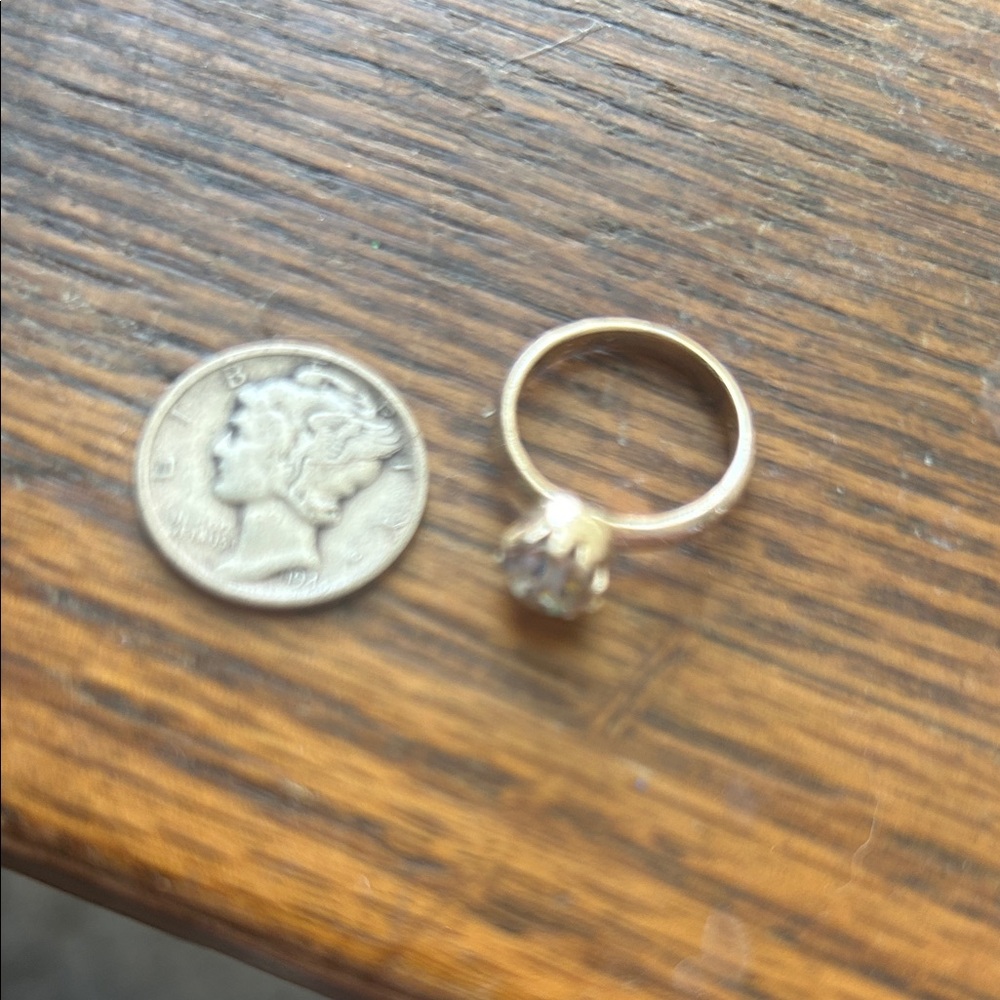 Elegant Gold Ring with Clear Gemstone